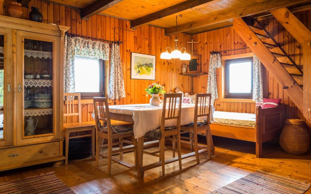 ein Esszimmer mit einem Tisch und Stühlen in einer Hütte in der Unterkunft Kitzecker-Weingartenhaus in Kitzeck im Sausal