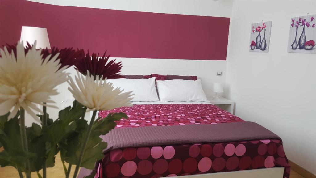 una camera con letto e lenzuola viola e bianche di Accommodation Feel Salerno a Salerno