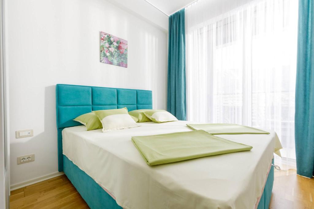 Säng eller sängar i ett rum på Lux Apartments Harmonia