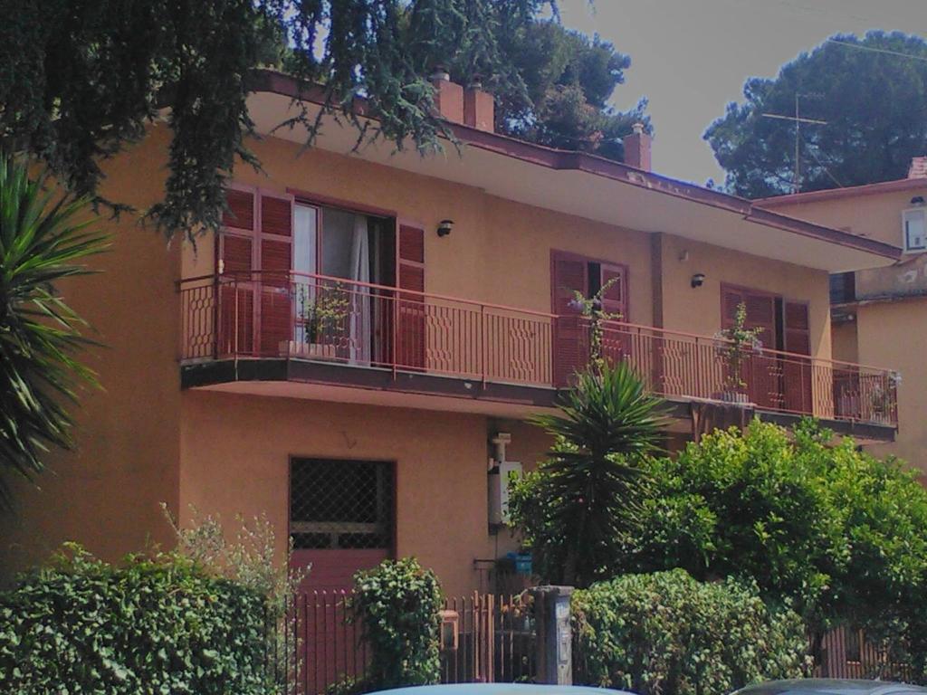 Pollena TrocchiaにあるCasa in villa nel Parco del Vesuvioのオレンジハウスの家 バルコニー付