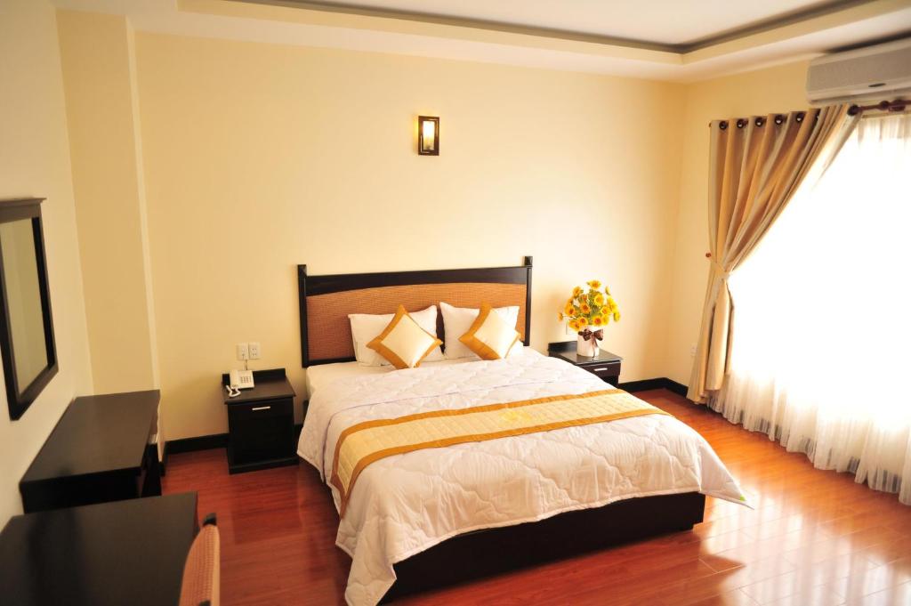 Un dormitorio con una cama grande y una ventana en Than Thien - Friendly Hotel en Hue