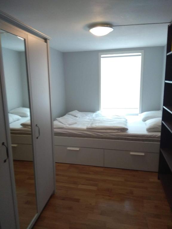Postel nebo postele na pokoji v ubytování Skuteviken Apartments 40