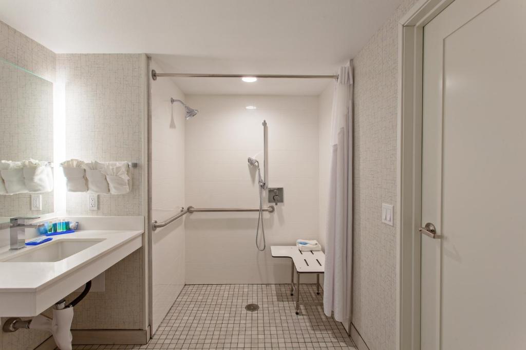 Holiday Inn Express & Suites Pasadena - Los Angeles, an IHG Hotel - 