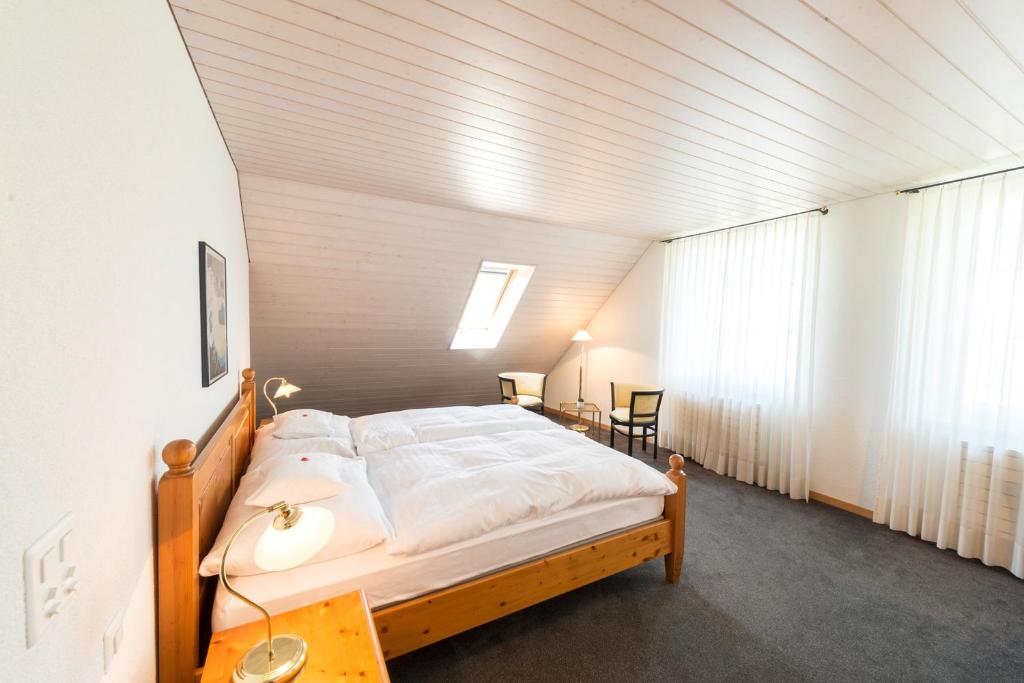 Postel nebo postele na pokoji v ubytování Gasthof Kreuz Mühledorf