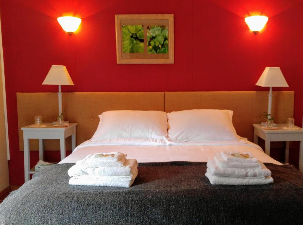 Postel nebo postele na pokoji v ubytování Pine Hill Arms Hotel
