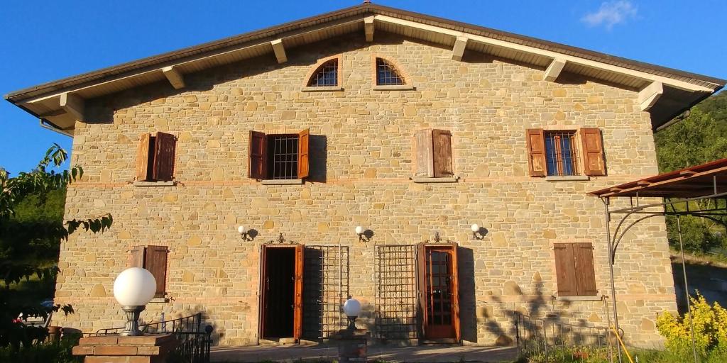 een groot bakstenen gebouw met ramen aan de zijkant bij La Casetta di Badolo in Sasso Marconi