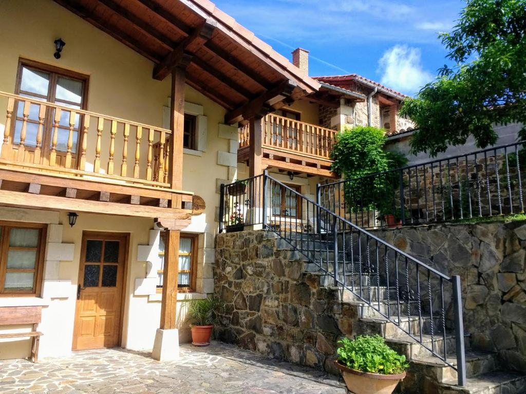 Casa con escalera y pared de piedra en Viviendas Rurales Aldea de Dosamantes, en Pesaguero-La Parte