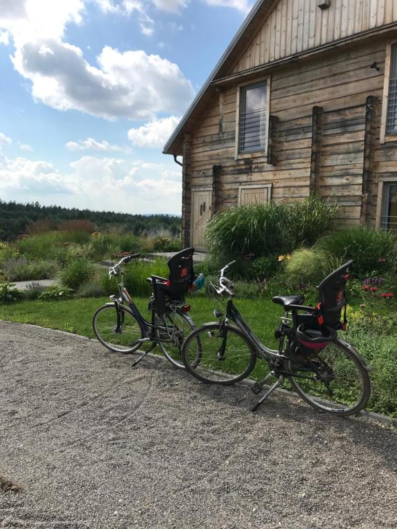 dos bicicletas estacionadas frente a una casa en Obrocz137, en Obrocz