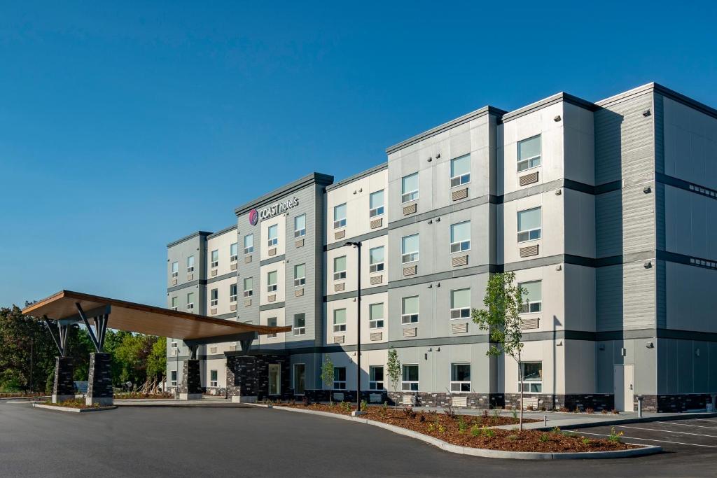 a large building with a parking lot in front of it at Coast Oliver Hotel in Oliver