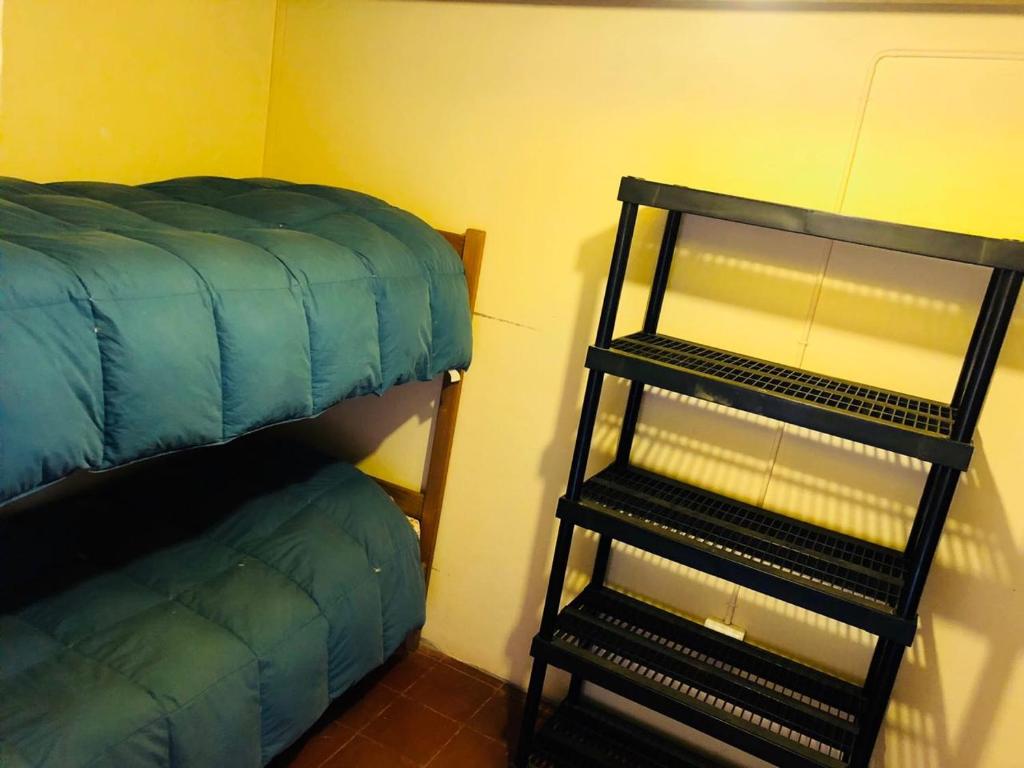 Palanda nebo palandy na pokoji v ubytování Hostal Intipara