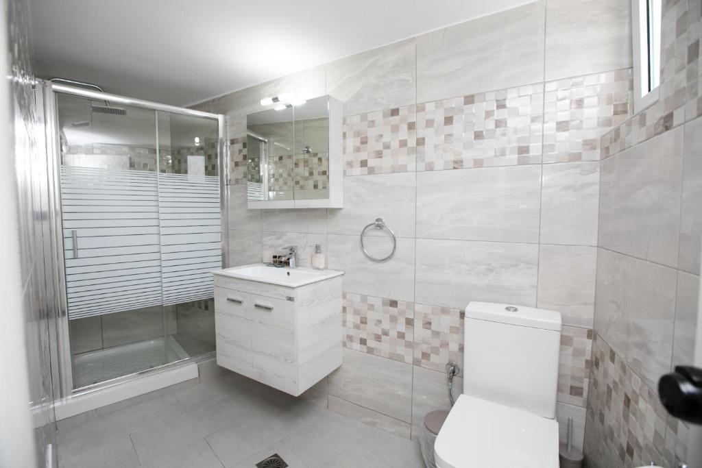 A bathroom at Kallithea Studios