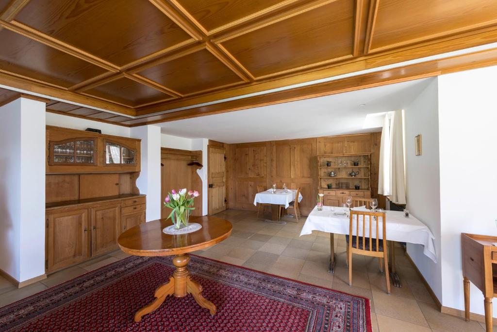 Postel nebo postele na pokoji v ubytování Gasthof Kreuz Mühledorf