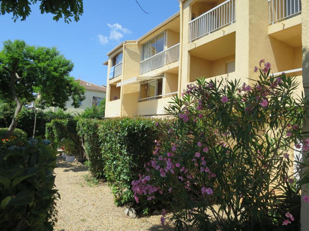 フレジュスにあるAppartement Port Fréjus avec Loggia et accès Plages à piedsの花の前の建物