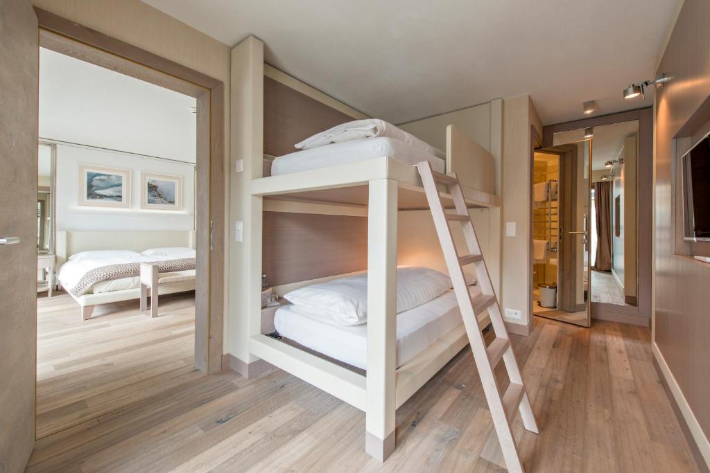 Postel nebo postele na pokoji v ubytování Hotel Piz St. Moritz