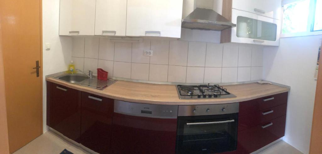Kuchnia lub aneks kuchenny w obiekcie House For Holidays Kozul