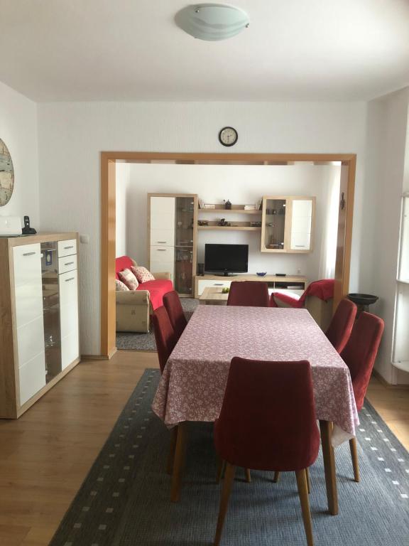 salon ze stołem i czerwonymi krzesłami w obiekcie House For Holidays Kozul w Ražancu