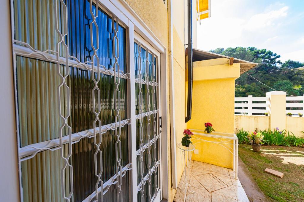 una puerta a una casa con una valla en Kit Vila Sao Francisco - Localizacao, Seguranca, Conforto e Custo Beneficio, en Campos do Jordão