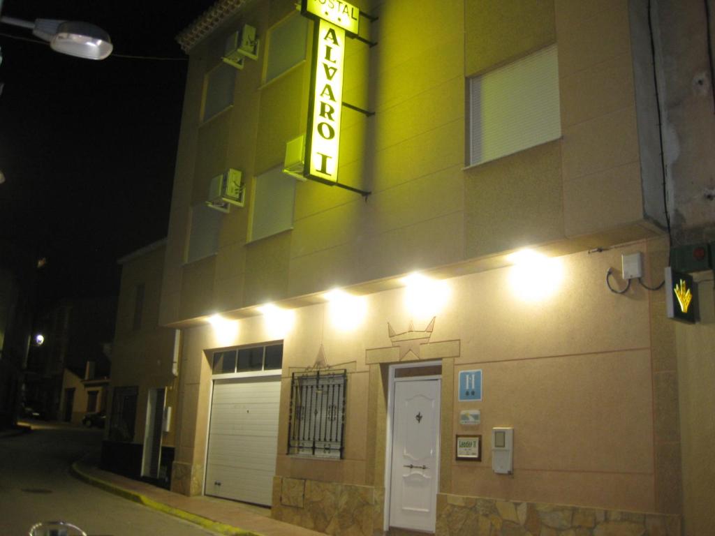 Alborea的住宿－Hostal Alvaro I，建筑物一侧的 ⁇ 虹灯标志