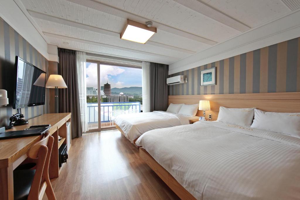 Postel nebo postele na pokoji v ubytování Benikea Swiss Rosen Hotel
