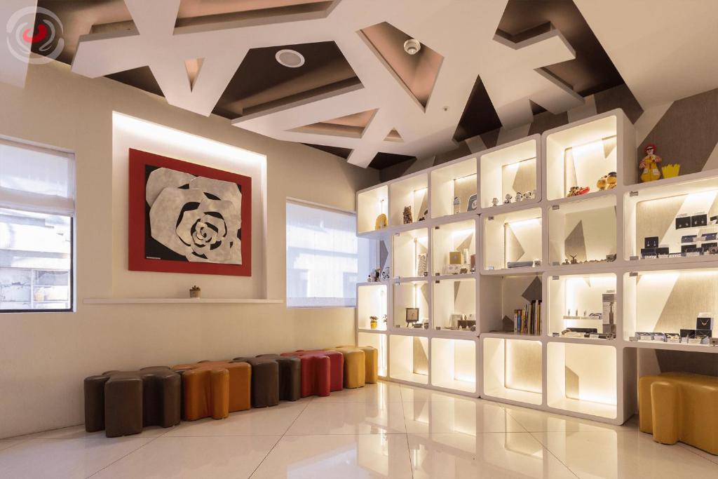 a store with suitcases on display in a room at Hotel Puri Taipei Station Branch in Taipei