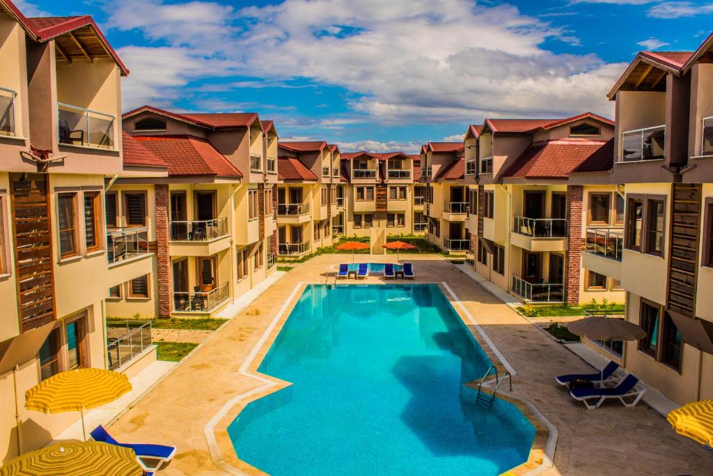 una vista aérea de un complejo de apartamentos con piscina en Form Thermal Hotel & SPA Kaz Dağları en Gure