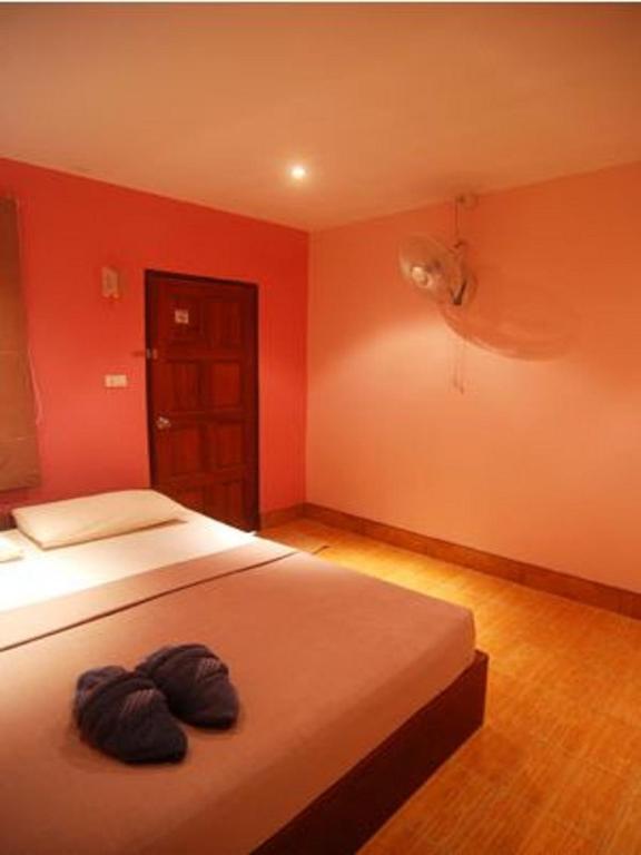 Postel nebo postele na pokoji v ubytování Lanta Bee Garden Bungalow SHA Extra Plus
