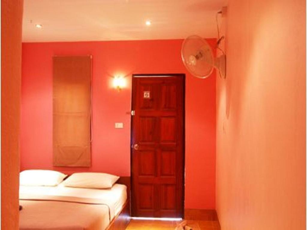 Postel nebo postele na pokoji v ubytování Lanta Bee Garden Bungalow SHA Extra Plus