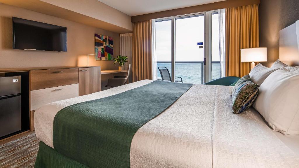 Postel nebo postele na pokoji v ubytování Best Western Plus Atlantic Beach Resort