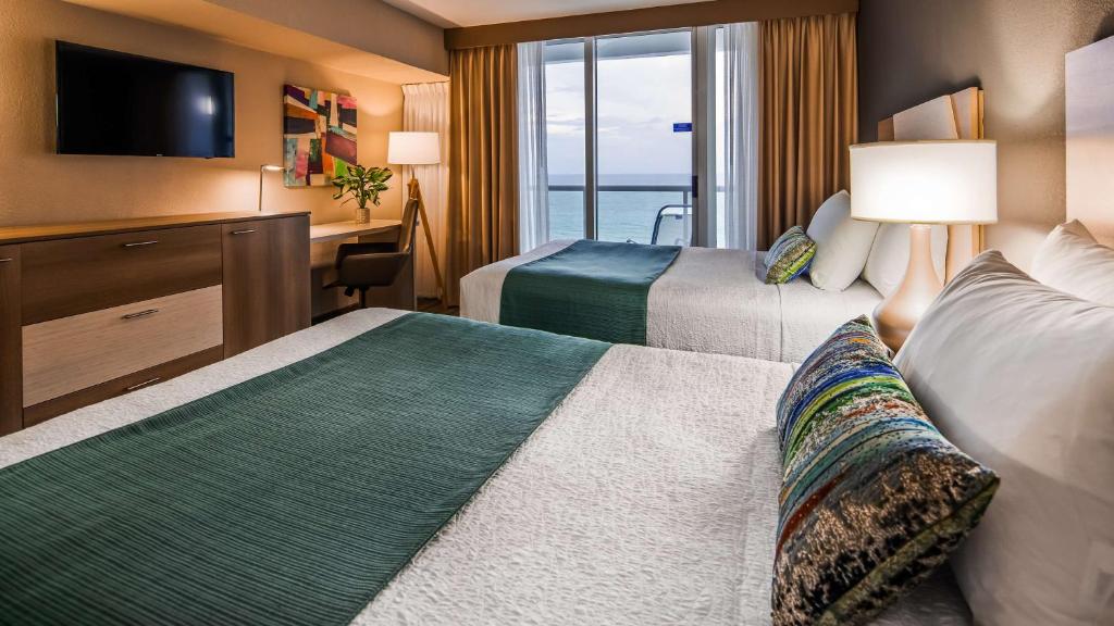 Postel nebo postele na pokoji v ubytování Best Western Plus Atlantic Beach Resort