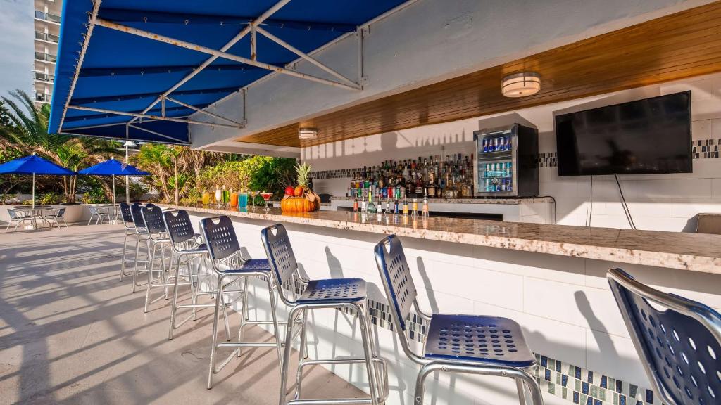 Restaurace v ubytování Best Western Plus Atlantic Beach Resort