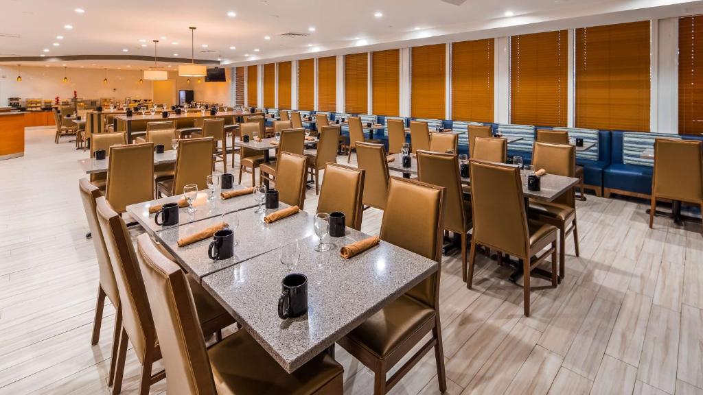 Restaurace v ubytování Best Western Plus Atlantic Beach Resort