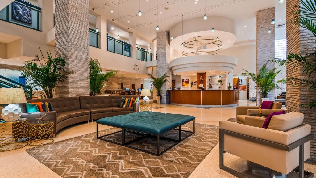 Posezení v ubytování Best Western Plus Atlantic Beach Resort