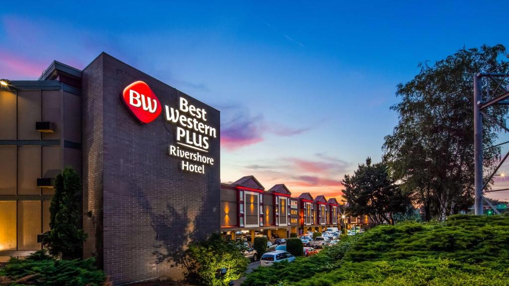 a building with a sign for a hotel at Best Western Plus Rivershore Hotel in Oregon City