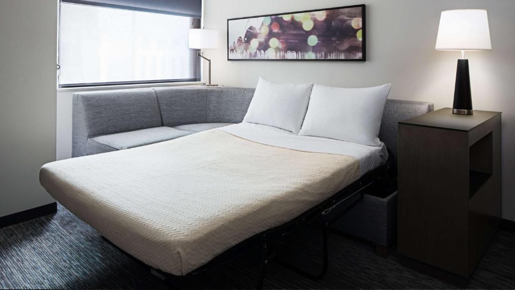 Postel nebo postele na pokoji v ubytování Hyatt House Jersey City