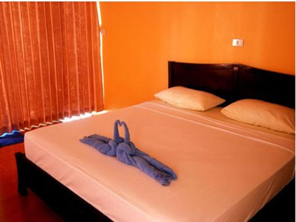 Postel nebo postele na pokoji v ubytování Lanta Bee Garden Bungalow SHA Extra Plus