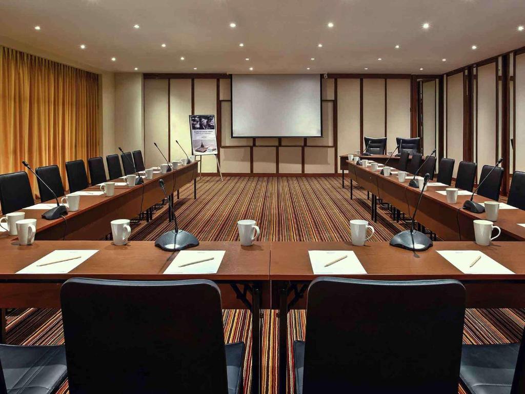 A área empresarial e/ ou a sala de conferências de Mercure Convention Center Ancol