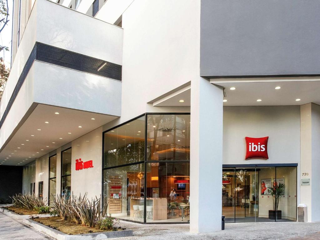 una tienda frente a una tienda de arriba en ibis Belo Horizonte Afonso Pena, en Belo Horizonte