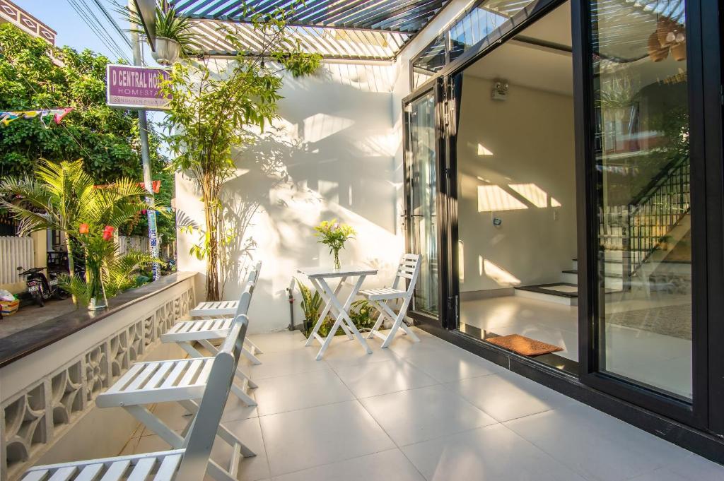 Un balcón o terraza de D Central Hoi An Homestay