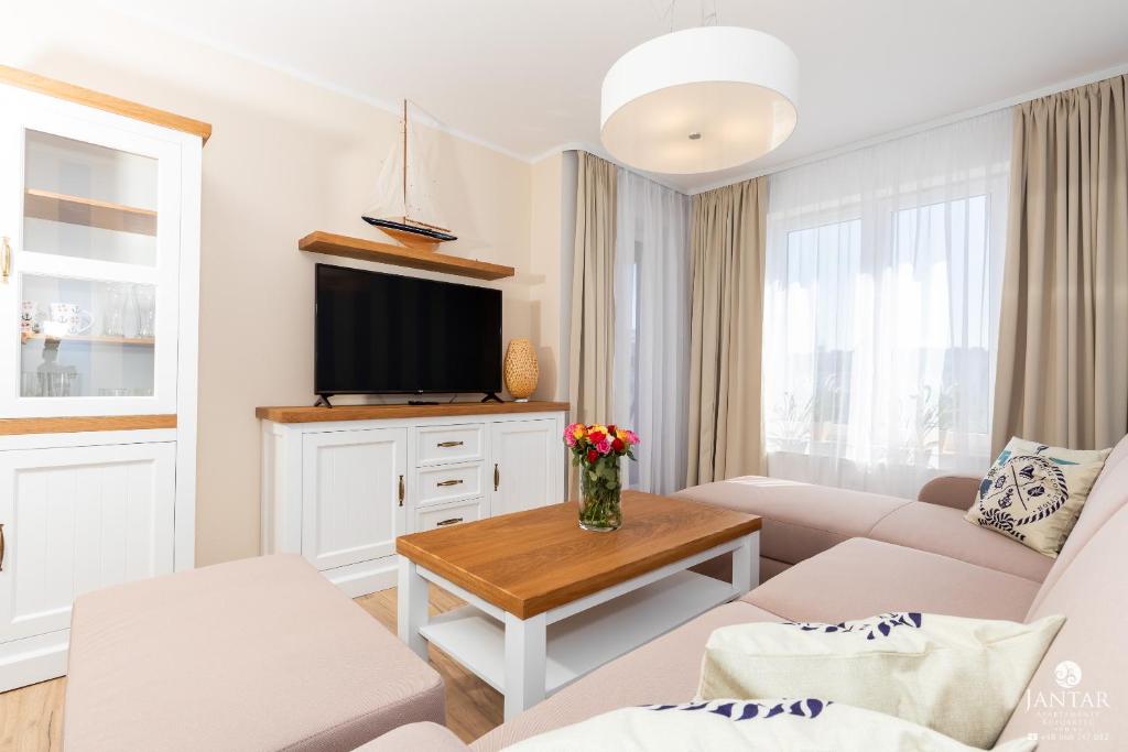 Televízia a/alebo spoločenská miestnosť v ubytovaní Jantar Apartamenty Exclusive Polanki Park SPA