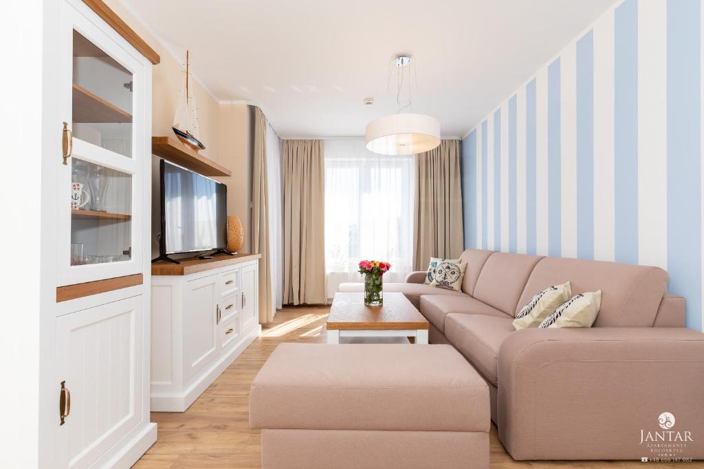 Televízia a/alebo spoločenská miestnosť v ubytovaní Jantar Apartamenty Exclusive Polanki Park SPA