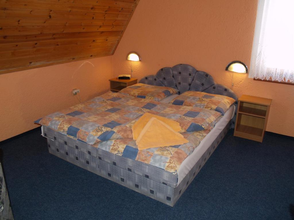 Postel nebo postele na pokoji v ubytování Pension Erika