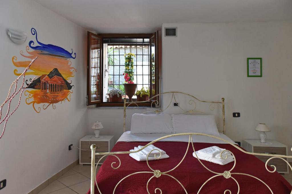 una camera da letto con un letto e un dipinto sul muro di Affittacamere Fonseca Naples a Napoli