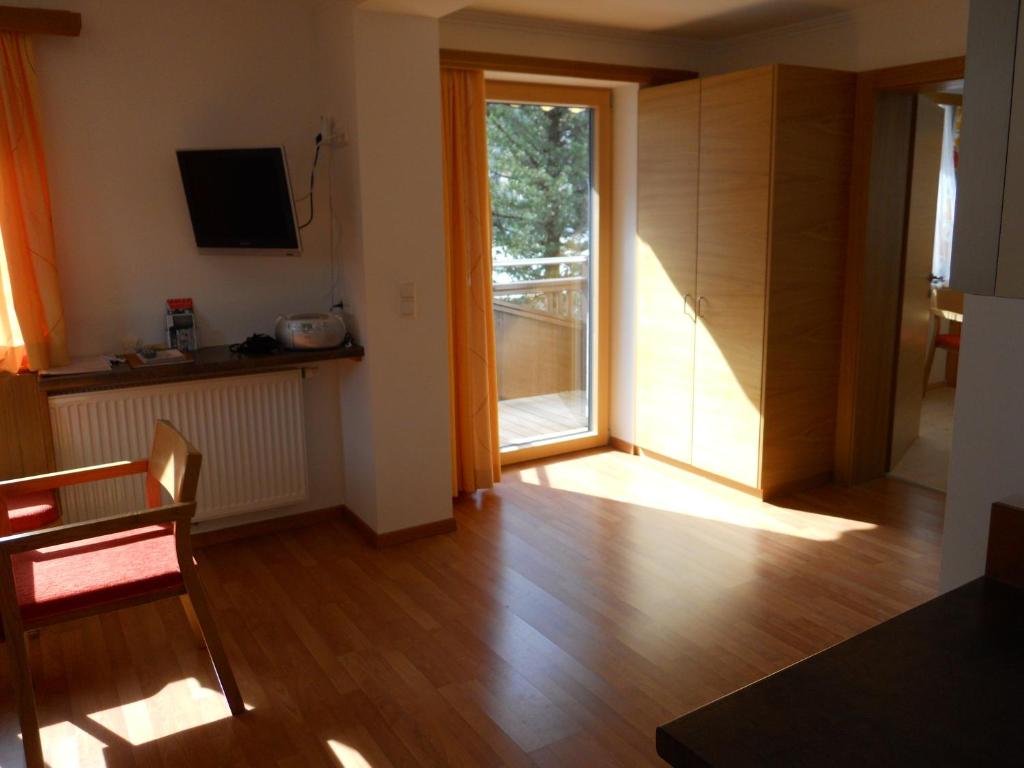 A kitchen or kitchenette at Ferienwohnung Maierhofer