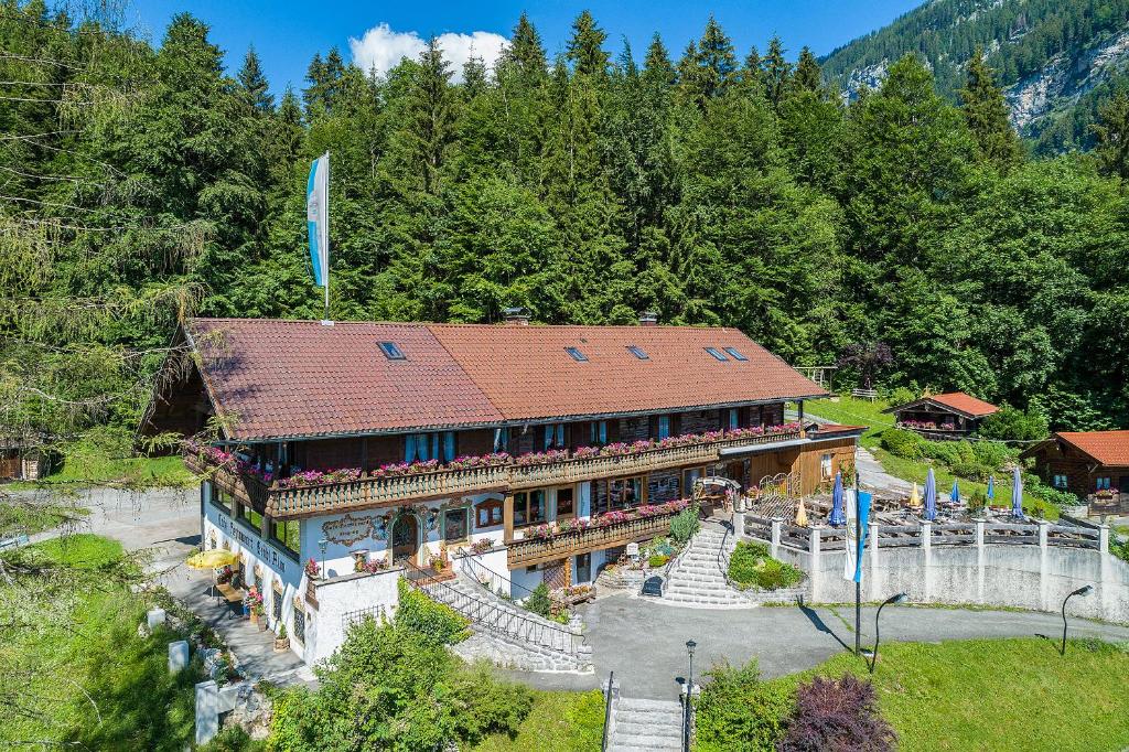 Graswang的住宿－Gröbl-Alm Haus zur schönen Aussicht，享有山景的房屋的空中景致