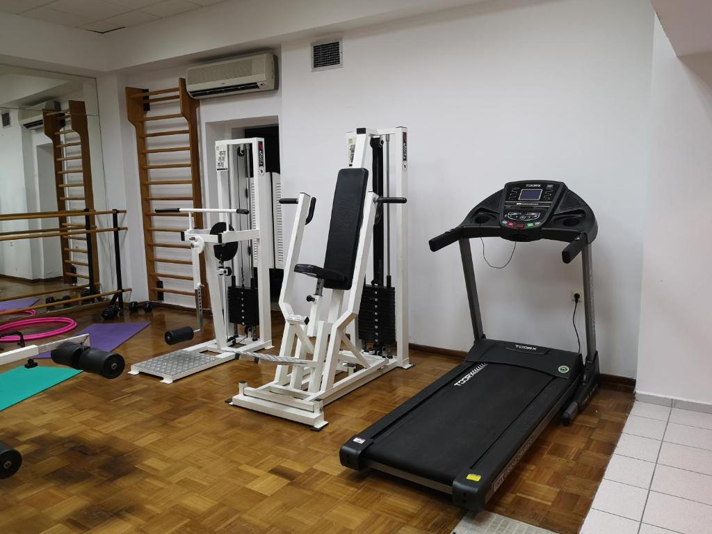 Fitness centrum a/nebo fitness zařízení v ubytování Elmi Beach Hotel & Suites