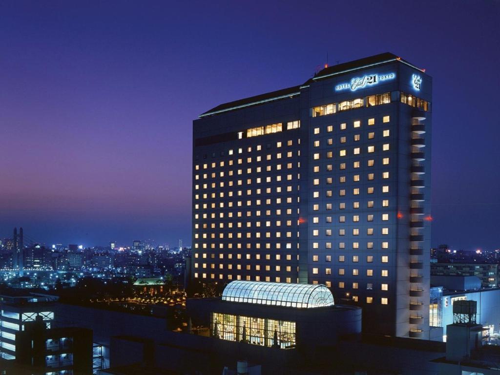 un edificio con un cartel encima por la noche en Hotel East 21 Tokyo en Tokio