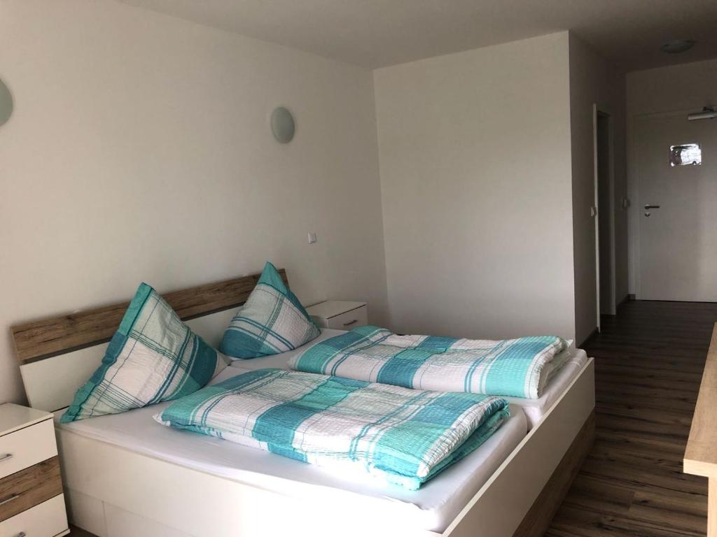 Postel nebo postele na pokoji v ubytování Stundenhotel Krieger