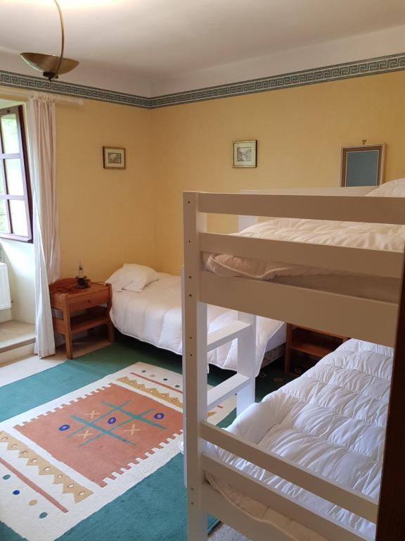 MauléonにあるLa Blandinièreのベッドルーム1室(二段ベッド2台、ラグ付)