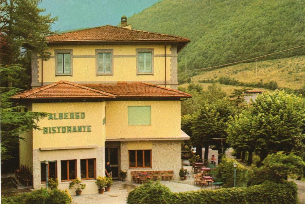 un gran edificio con un cartel en el costado en Albergo Padellino, en Vaglia