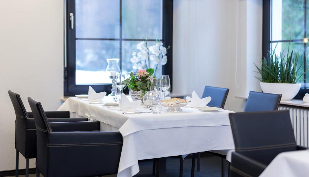 Posezení v ubytování Hotel Pfälzer Wald